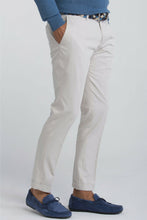 Load image into Gallery viewer, Pantalone a trama diagonale beige
