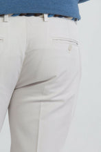 Load image into Gallery viewer, Pantalone a trama diagonale beige
