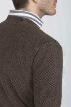 Load image into Gallery viewer, Maglia delavè girocollo nido d'ape marrone
