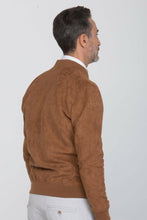 Load image into Gallery viewer, Bomber in camoscio cognac
