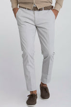 Load image into Gallery viewer, Pantalone casual riga fina sabbia
