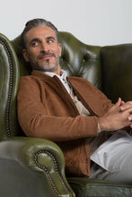 Load image into Gallery viewer, Bomber in camoscio cognac
